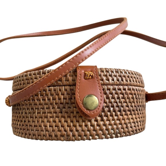 Round Woven Rattan Tan Crossbody Bag Snap Closure Lined - Picture 3 of 5